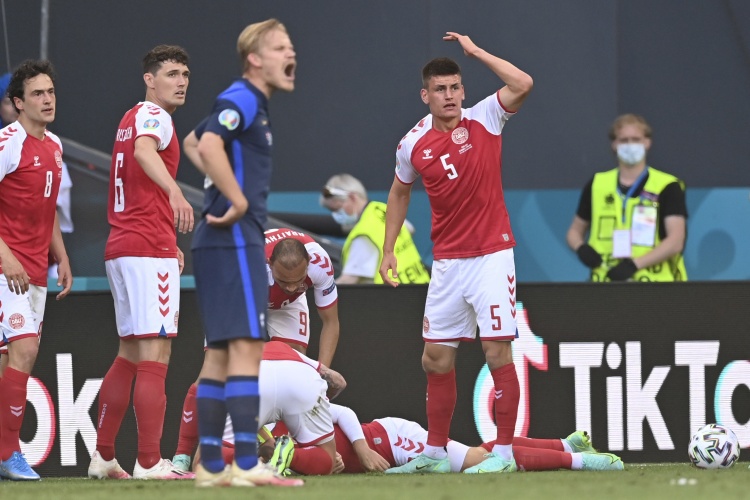 丹麦队长刷屏！队员欧洲杯突倒地 他一个动作救命