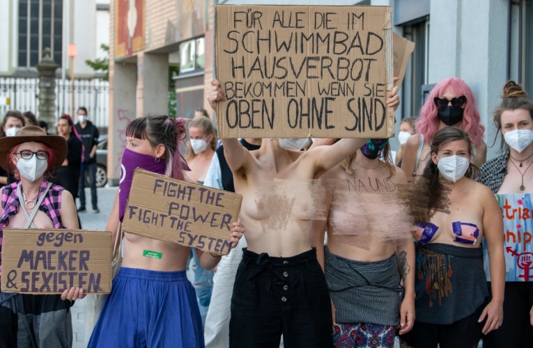 德国奥格斯堡女子裸体大游行 称女性也有裸露的权力!