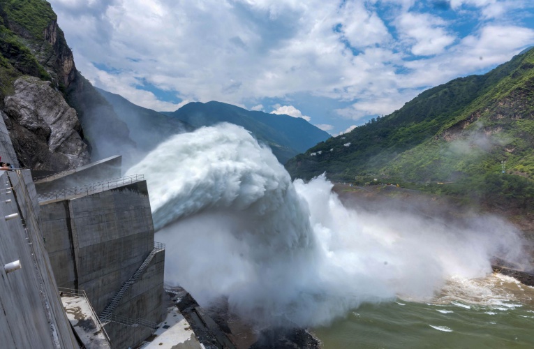 18分钟灌满西湖！中国在建第二大水电站泄洪场面震撼
