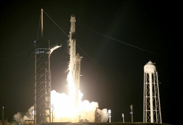 SpaceX得州首测机械臂 将用“巨型筷子”回收星际飞船