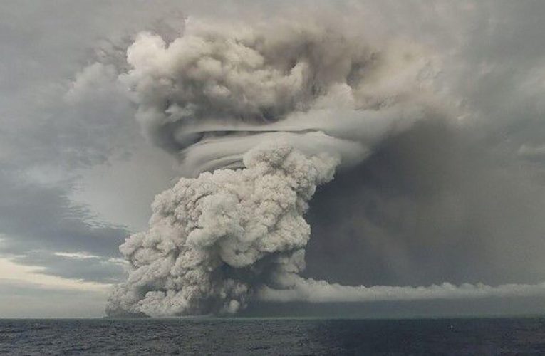 汤加海底火山喷发火山灰直冲20公里高空，多国发布海啸预警