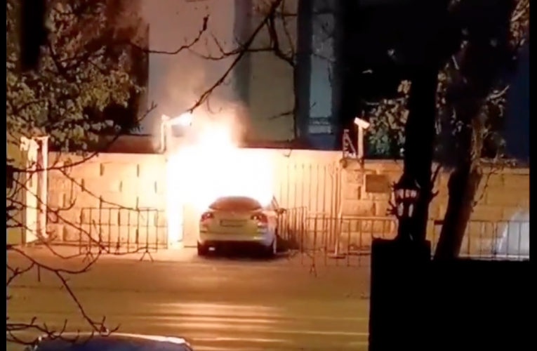 罗马尼亚男驾车冲撞俄大使馆身亡 检方：他引火自焚