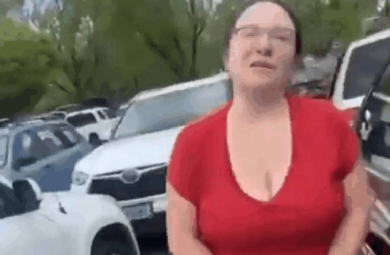 停车位被抢!女子一气亮出胸部,向车喷母乳(图/视频)