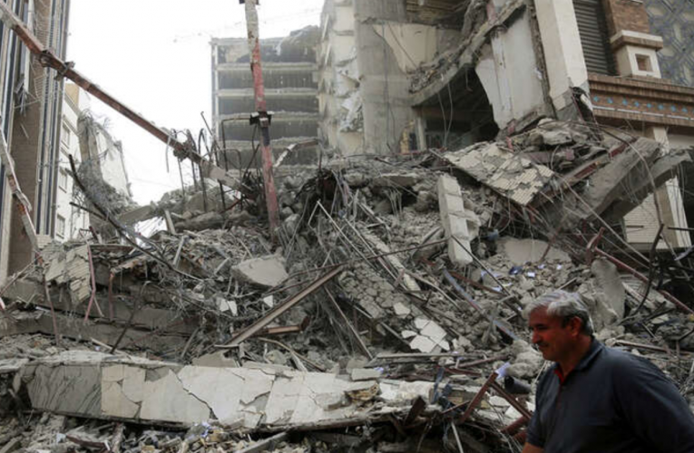 伊朗闹区10层大楼轰然倒塌 六死数十人遭活埋(视频)