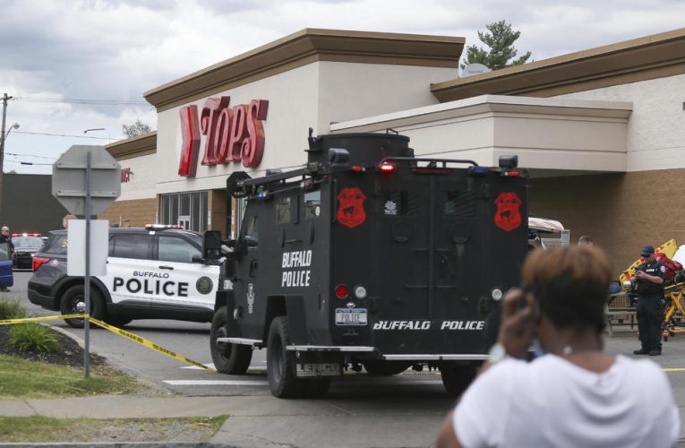 纽约州枪案：13名死伤者中11名非裔 枪上写”白人至上”