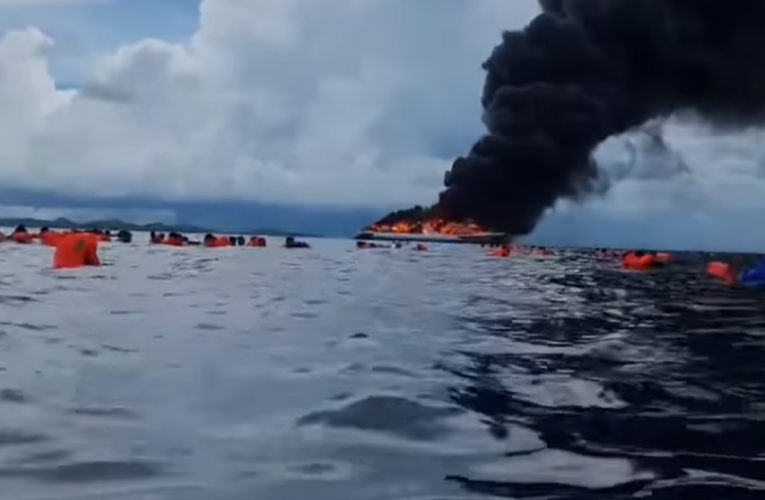 观光渡轮海上遭大火吞噬 上百人集体跳海画面流出