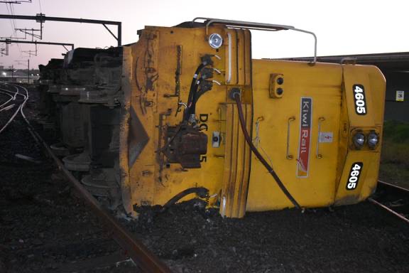 奥克兰一辆分流机车脱轨，3 人受伤，东线列车被取消