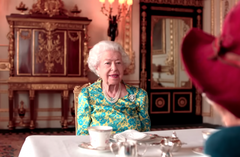 登基70周年！英女王拍短片幽默开场 与”熊”一起喝茶