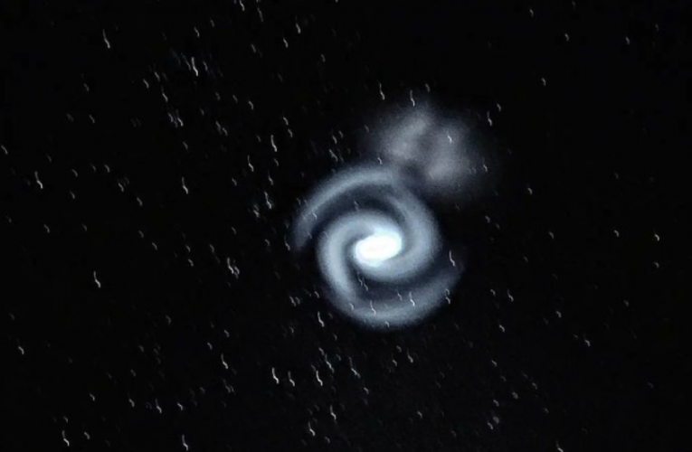 惊了！新西兰夜空突现巨大诡异螺旋 它是什么？