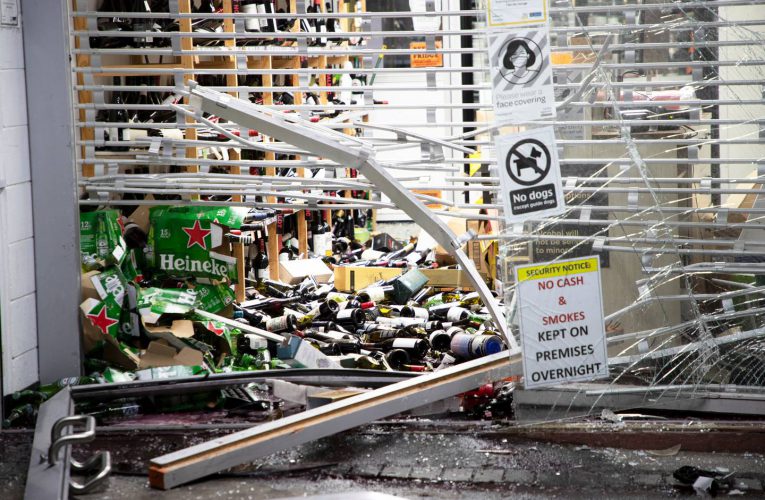 奥克兰飞车抢劫：一酒铺第八次成为袭击目标，杂货店被武装打劫