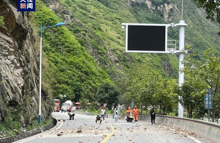 四川逾10米高“山体崩塌”影片曝 6.8地震酿46死