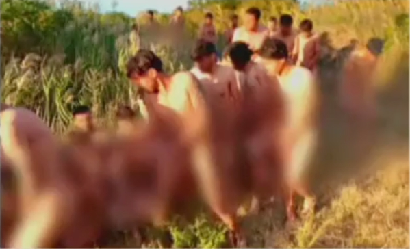 谁剥去了他们的衣服？“裸体移民”事件引两国大吵