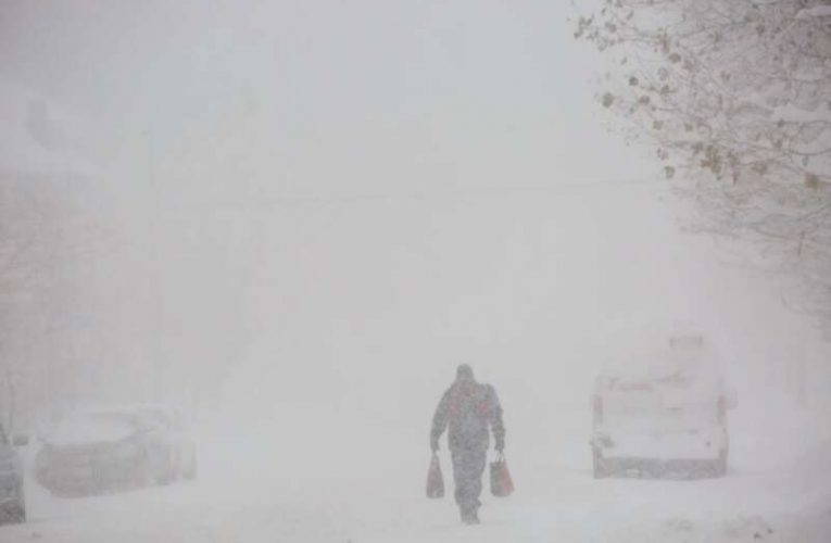 纽约州罕见雪灾已死2人,布法罗降雪近2米破纪录