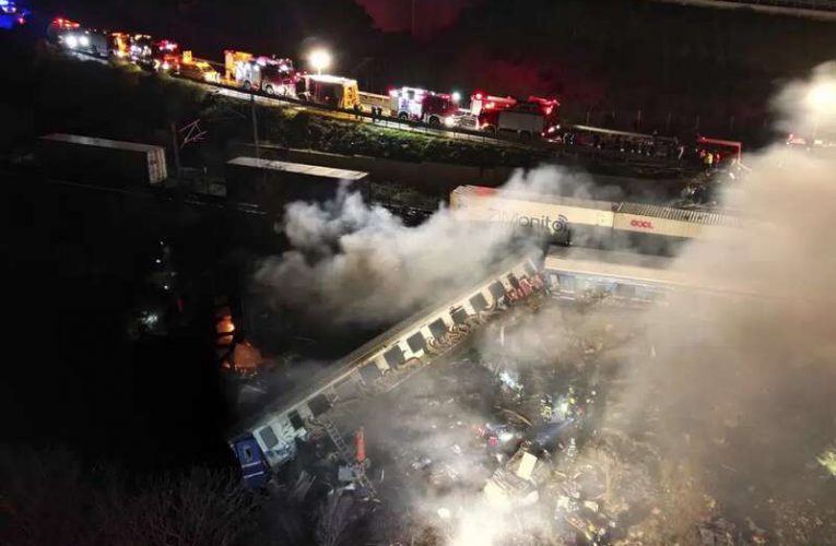希腊两列火车迎头对撞:已致32死85伤,现场惨烈