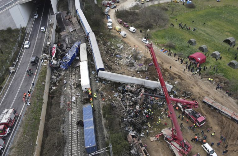 希腊火车对撞“噩梦10秒”已36死 罹难者摔飞40米远